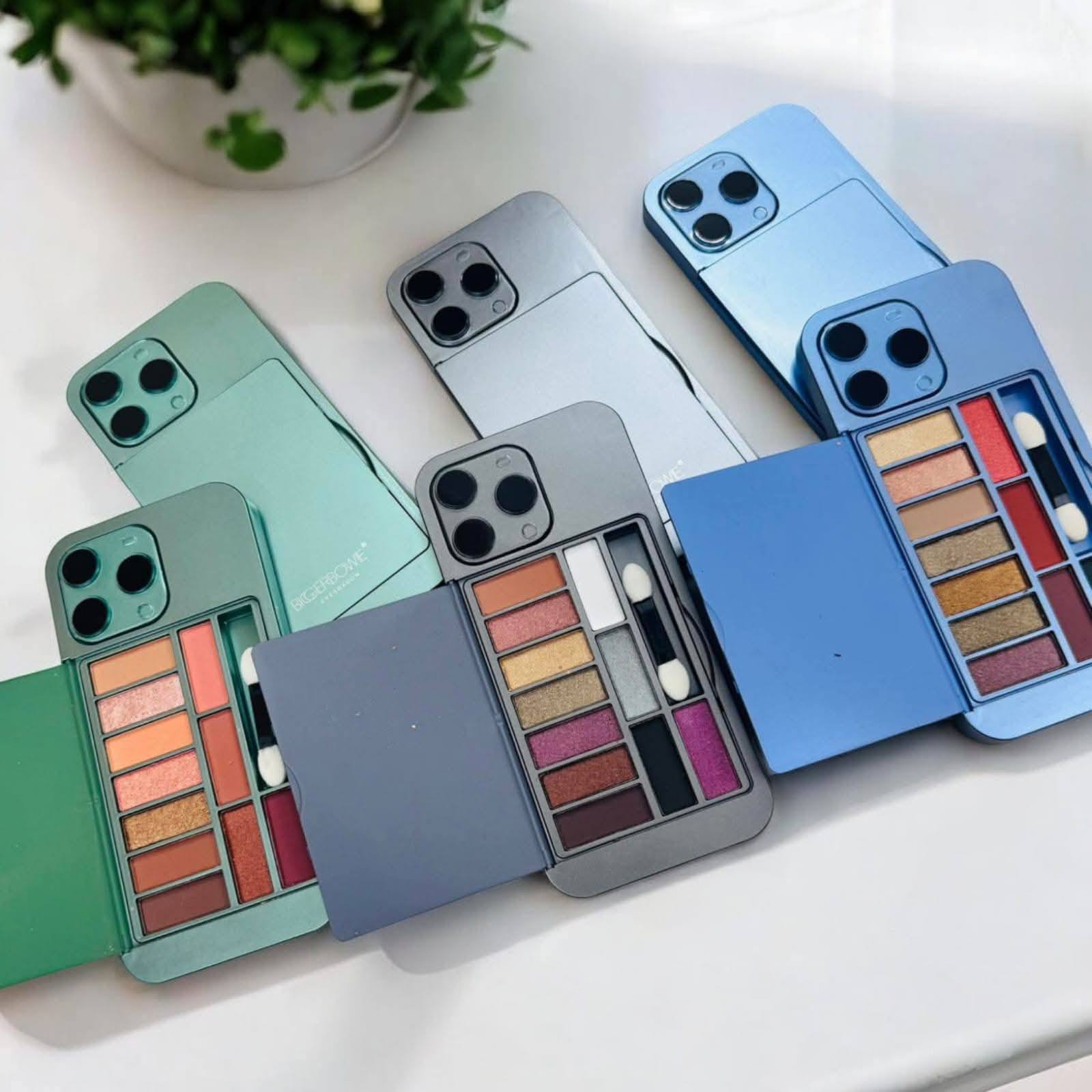 VIRAL iPhone Eyeshadow Palette - Image 2